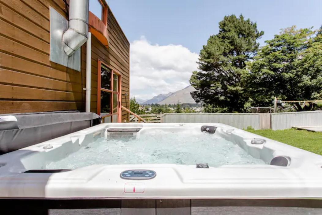 Hot Tub And Views Over Central Queenstown - Entire Holiday House Εξωτερικό φωτογραφία
